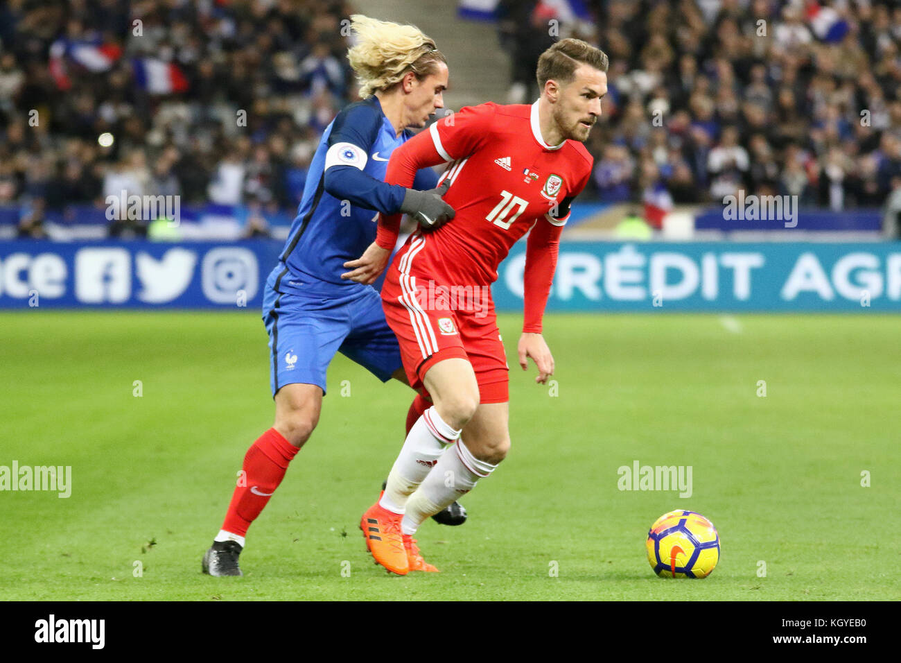 Paris, France. 10 Nov, 2017. Aaron Ramsey en action pendant le match de football entre la France et le Pays de Galles au Stade de France. Credit : SOPA/ZUMA/Alamy Fil Live News Banque D'Images