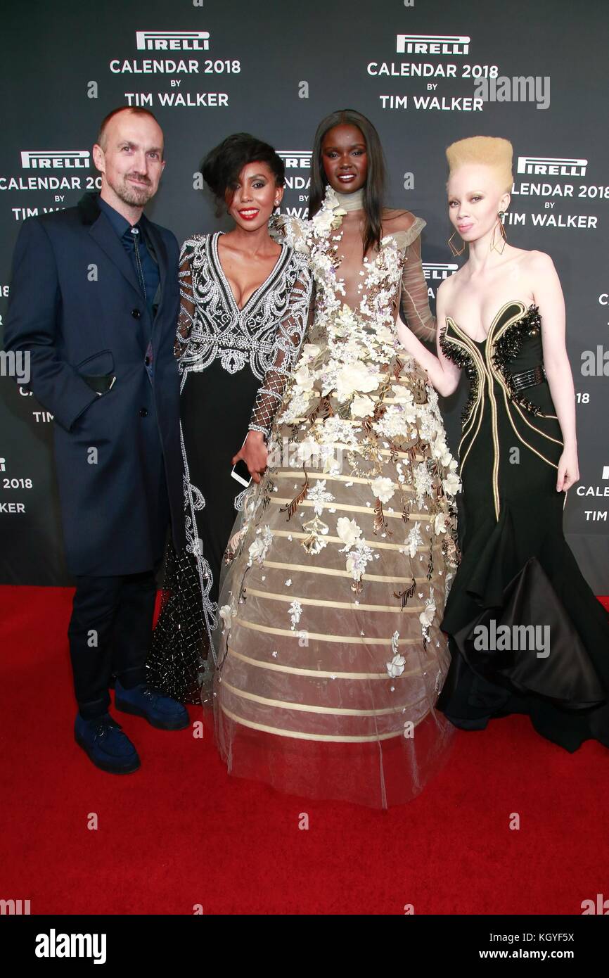 New York, NY, États-Unis. 10 novembre 2017. Tim Walker, Ducky Thot, Jaha Dukureh, Thando Hopa aux arrivées pour le Gala de lancement du calendrier Pirelli 2018, Manhattan Center, New York, NY le 10 novembre 2017. Crédit : Jason Mendez/Everett Collection/Alamy Live News Banque D'Images