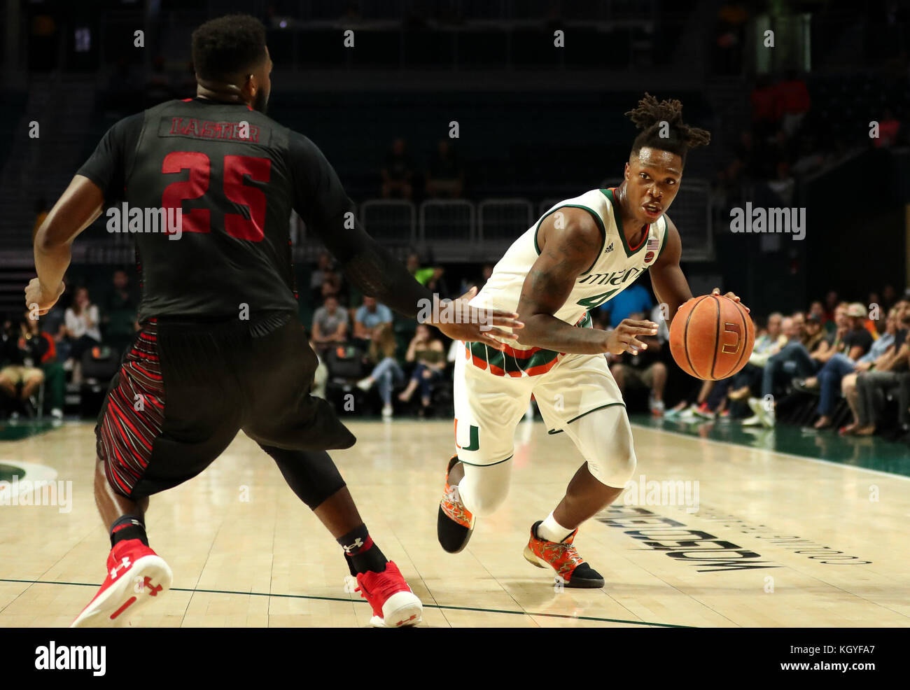 Coral Gables, en Floride, aux Etats-Unis. 10 Nov, 2017. Garde les Lonnie Walker IV (4) déplace la balle à l'épreuve par l'avant des Bulldogs Gardner-Webb Laster DJ (25) au cours de la NCAA men's basketball game entre les Bulldogs Gardner-Webb et l'Université de Miami les ouragans à l'Watsco Centre à Coral Gables, en Floride. Miami a gagné 77-45. Mario Houben/CSM/Alamy Live News Banque D'Images