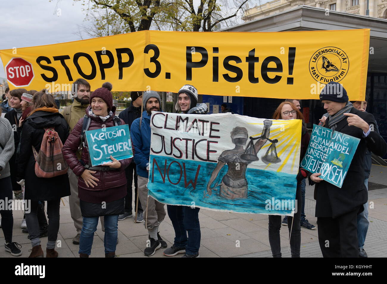 Vienne, Autriche. 11 novembre 2017. De 6 novembre au 17 2017, la Conférence des Nations Unies sur les changements climatiques de 23rd aura lieu à Bonn. Les gens descendent dans la rue dans le monde entier pour leur avenir. A Vienne, une manifestation a eu lieu sous la devise "protéger le climat - arrêter le passage à droite". 2500 participants étaient attendus. Appel à l'initiative changement de système et non changement climatique. La photo montre les manifestants portant une bannière avec l'inscription « la photo montre une bannière avec l'inscription « Top 3rd piste ». » (Aéroport de Vienne) crédit: Franz PERC / Alay Live News Banque D'Images