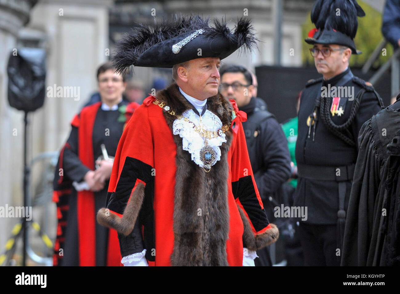 Londres, Royaume-Uni. Nov 11, 2017. Charles Bowman, le Maire de la ville, arrive à la Cathédrale St Paul pendant le maire's Show, la plus ancienne et la plus grandiose procession civique dans le monde. Depuis plus de 800 ans, le nouveau Lord-maire de Londres fait son chemin à partir de la ville de Westminster lointain de jurer fidélité à la Couronne. Crédit : Stephen Chung/Alamy Live News Banque D'Images