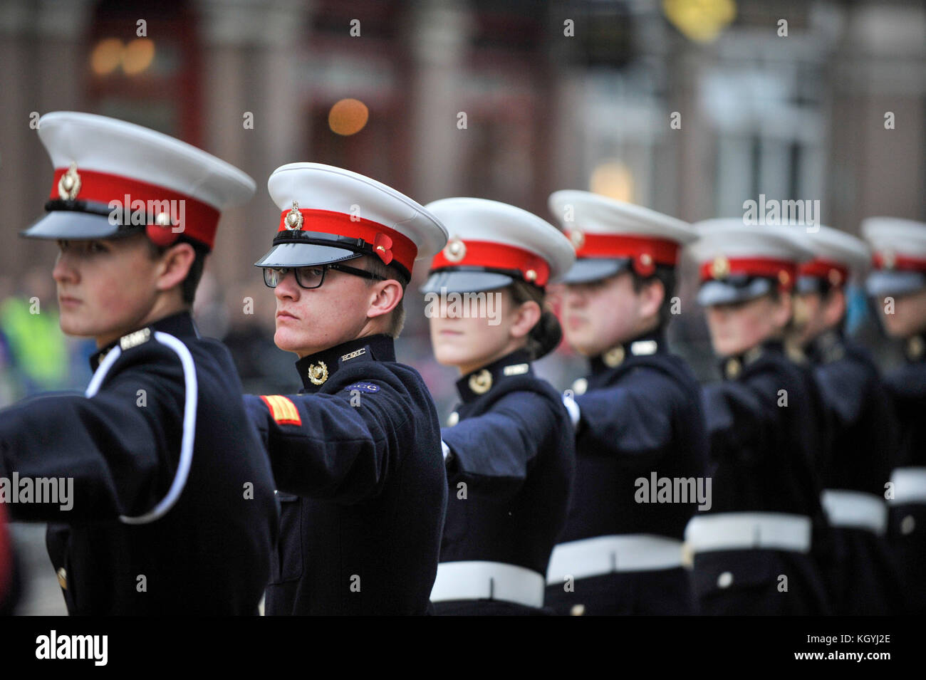 Londres, Royaume-Uni. Nov 11, 2017. La ligne jusqu'à l'extérieur de cadets de la Cathédrale St Paul pendant le maire's Show, la plus ancienne et la plus grandiose procession civique dans le monde. Depuis plus de 800 ans, le nouveau Lord-maire de Londres fait son chemin à partir de la ville de Westminster lointain de jurer fidélité à la Couronne. Crédit : Stephen Chung/Alamy Live News Banque D'Images