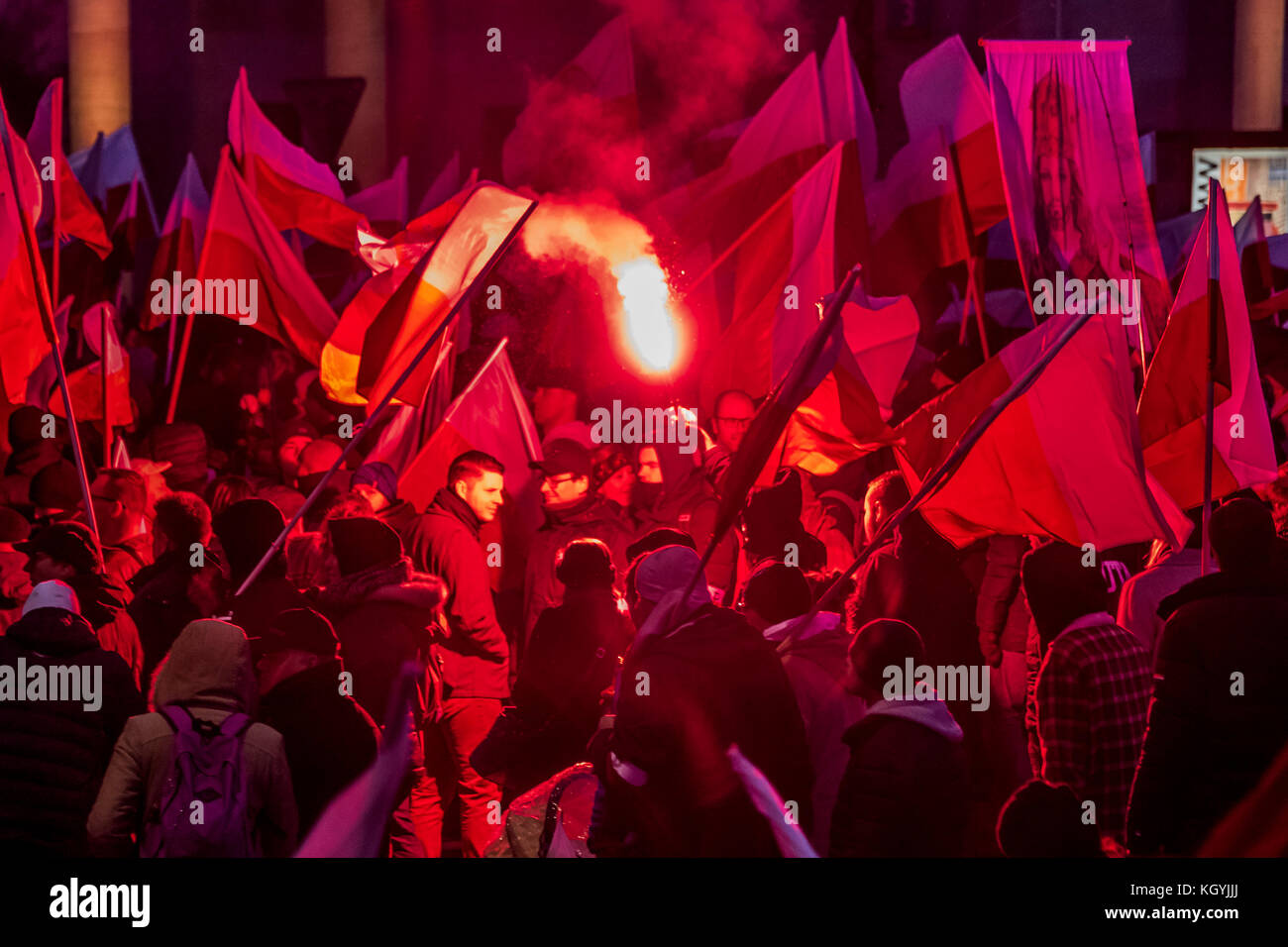 Varsovie, Pologne. Nov 11, 2017. Des fusées éclairantes, des masques et de la fumée - Des milliers de fascistes et d'autres extrémistes d'extrême droite de toute l'Europe mars sous le slogan : "Nous voulons que Dieu'. Les organisateurs : le Camp National-Radical, le Mouvement National et l'ensemble de la jeunesse polonaise. Le jour de l'indépendance polonaise, Varsovie, Pologne. Varsovie 11 Nov 2017 Crédit : Guy Bell/Alamy Live News Banque D'Images