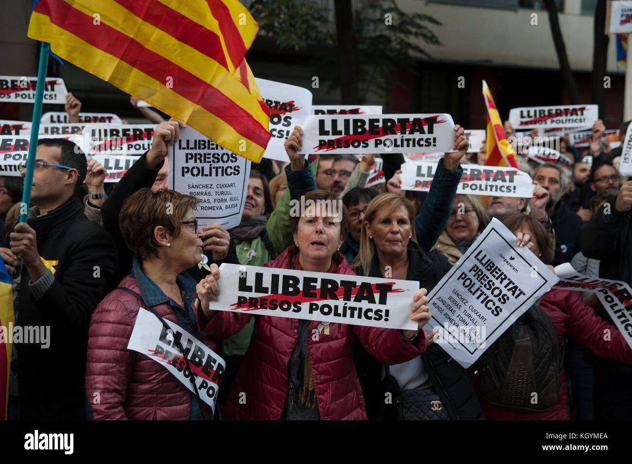 Barcelone, Espagne. 11 novembre 2017. Les associations de mouvements indépendantistes et les partis politiques ont appelé à une marche pour protester contre les détentions de prison du gouvernement catalan évincé. Credit: Charlie Perez/Alay Live News Banque D'Images