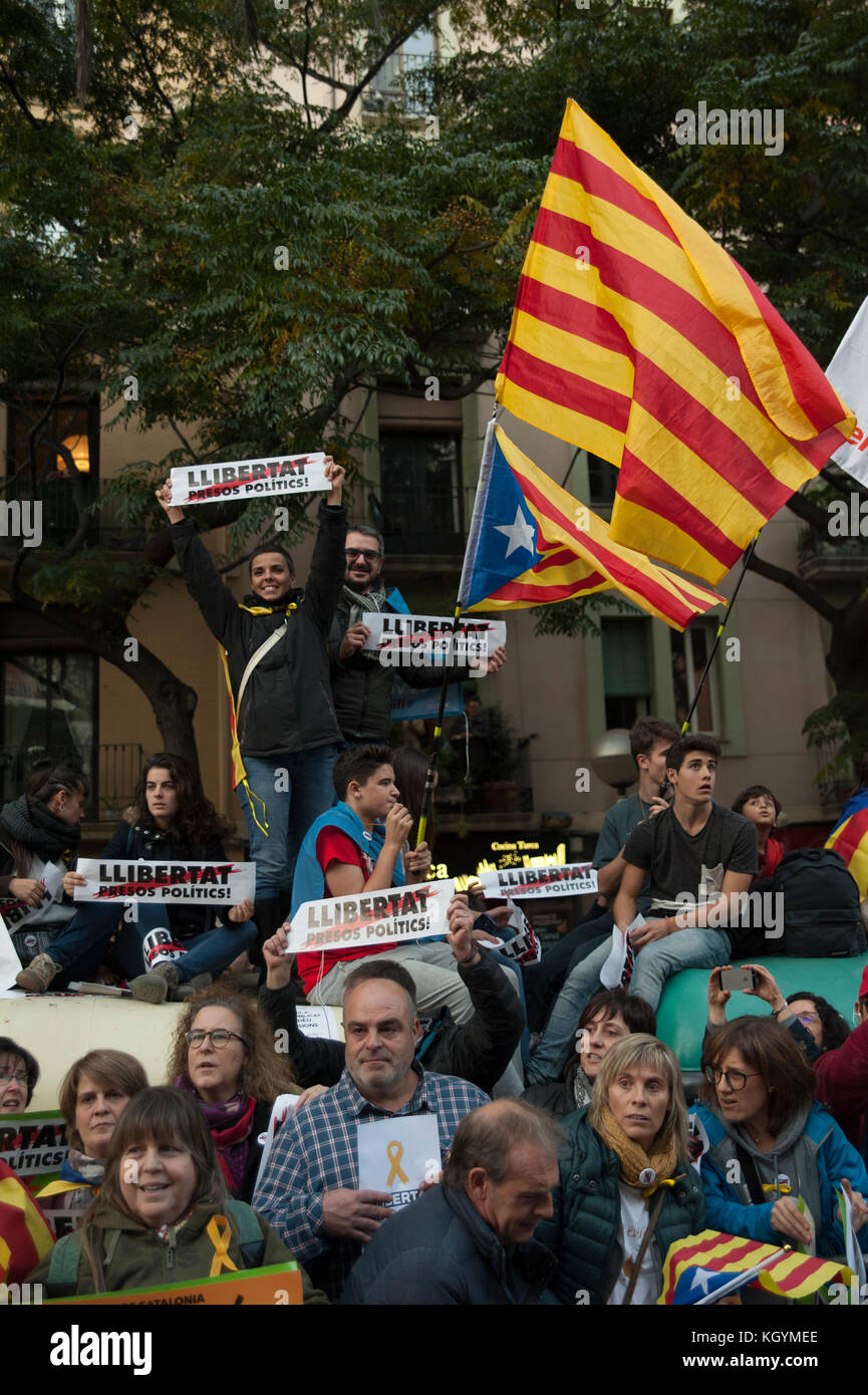 Barcelone, Espagne. 11 novembre 2017. Les associations de mouvements indépendantistes et les partis politiques ont appelé à une marche pour protester contre les détentions de prison du gouvernement catalan évincé. Credit: Charlie Perez/Alay Live News Banque D'Images