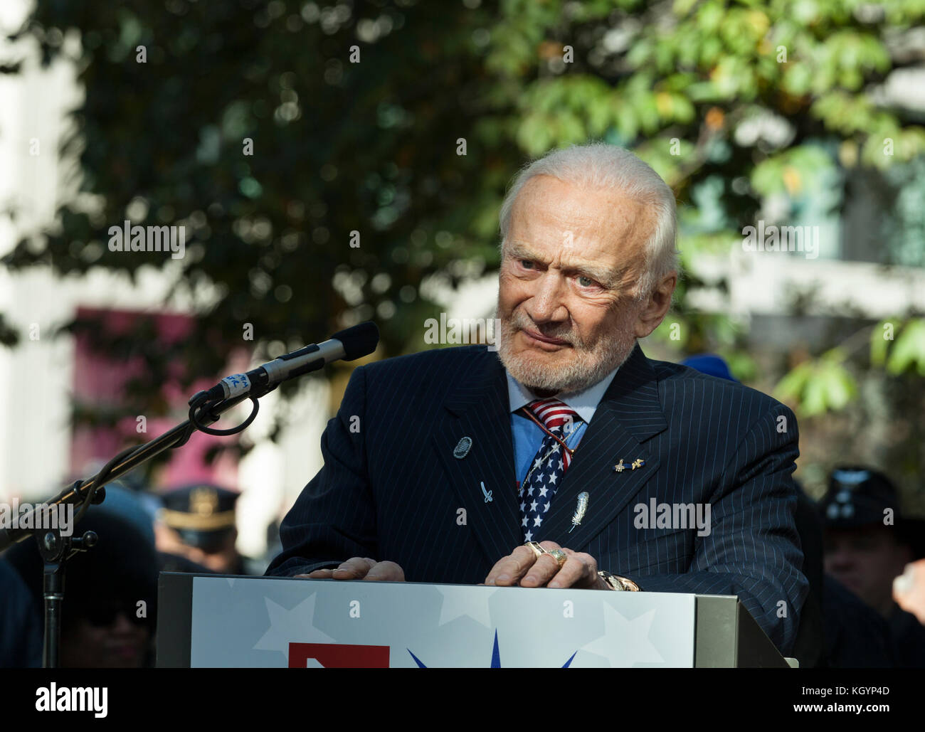New York, NY - 11 novembre 2017 : l'astronaute de la nasa grand maréchal parle Buzz Aldrin lors d'une cérémonie à new york 99e défilé du jour des anciens combattants annuel sur Madison Square Park Banque D'Images