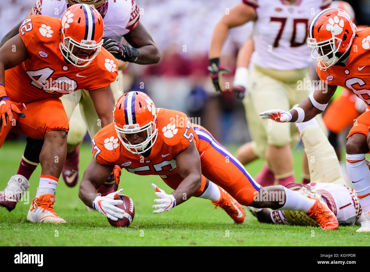 Le secondeur Clemson Tre Lamar (57) force un fumble de Florida State quarterback James Blackman (1) au cours de la NCAA college football match entre l'État de Floride et Clemson le samedi 11 novembre 2017 au Memorial Stadium à Clemson, SC. Jacob Kupferman/CSM Banque D'Images