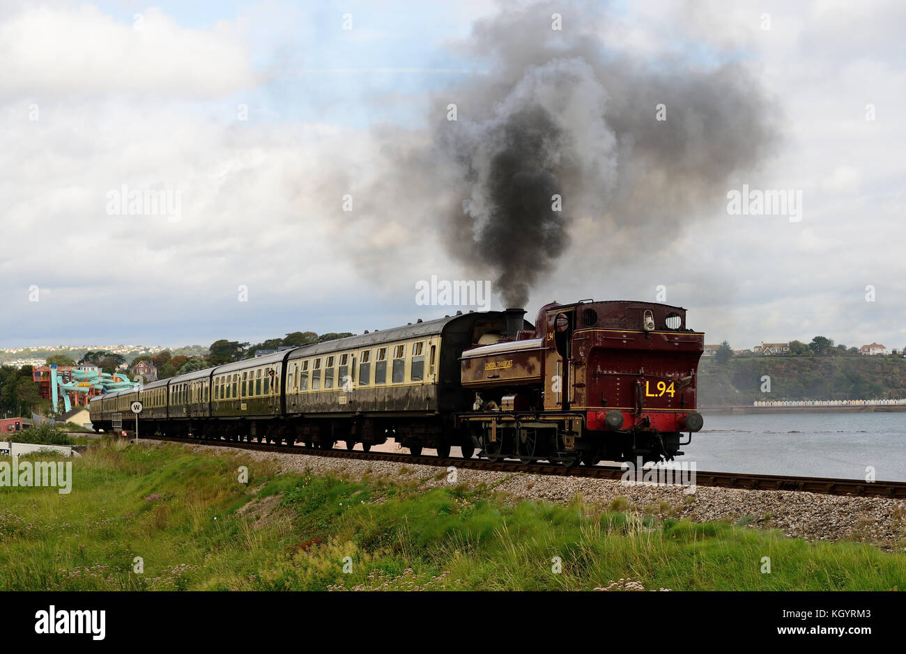 Train à vapeur sur le chemin de fer à vapeur de Dartmouth Goodrington laissant tiré par London Transport classe 5700 pannier n° L94 du réservoir (BR n° 7752). Banque D'Images