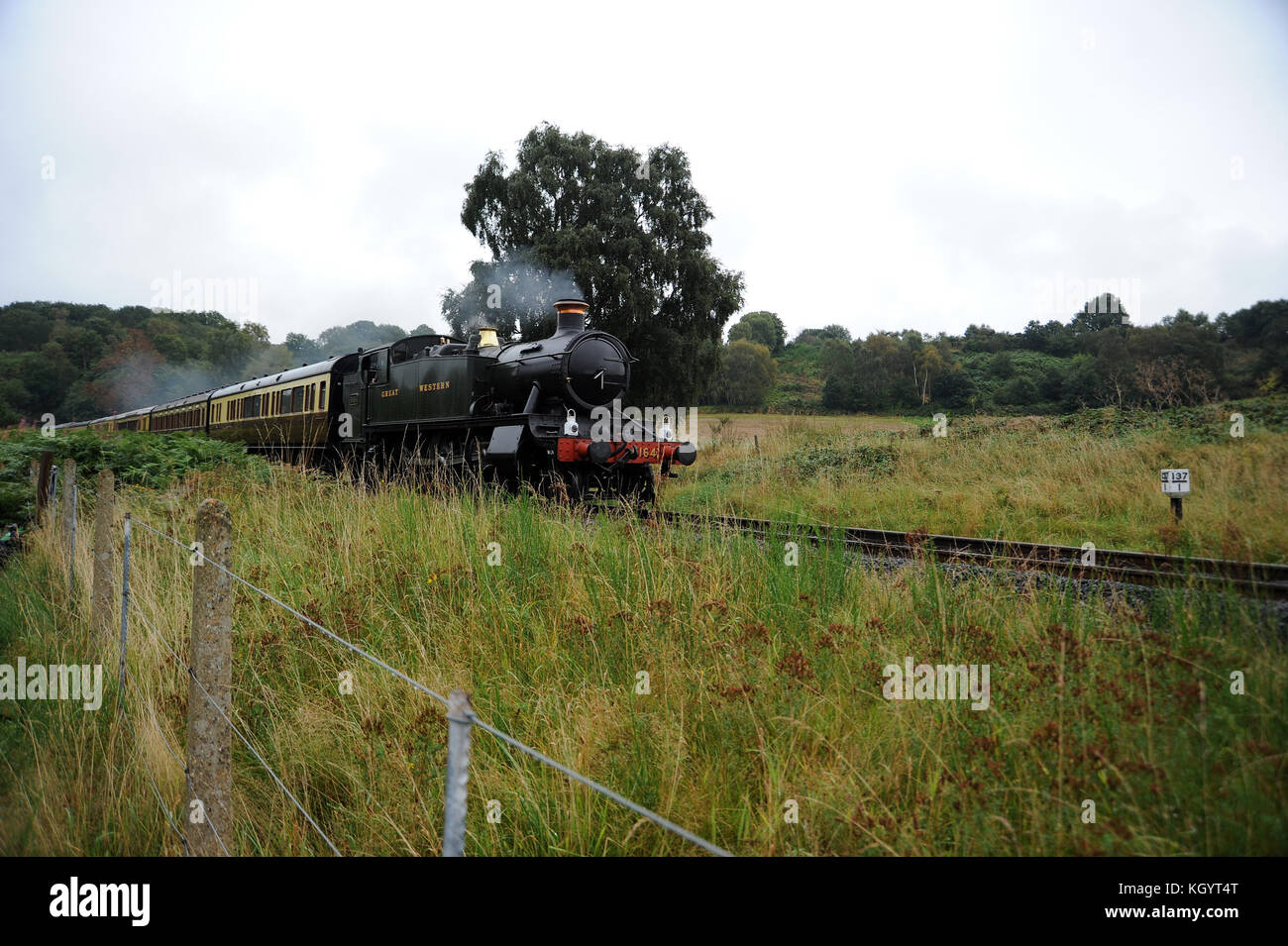 '5164' laissant bewdley tunnel avec un train de Kidderminster. severn