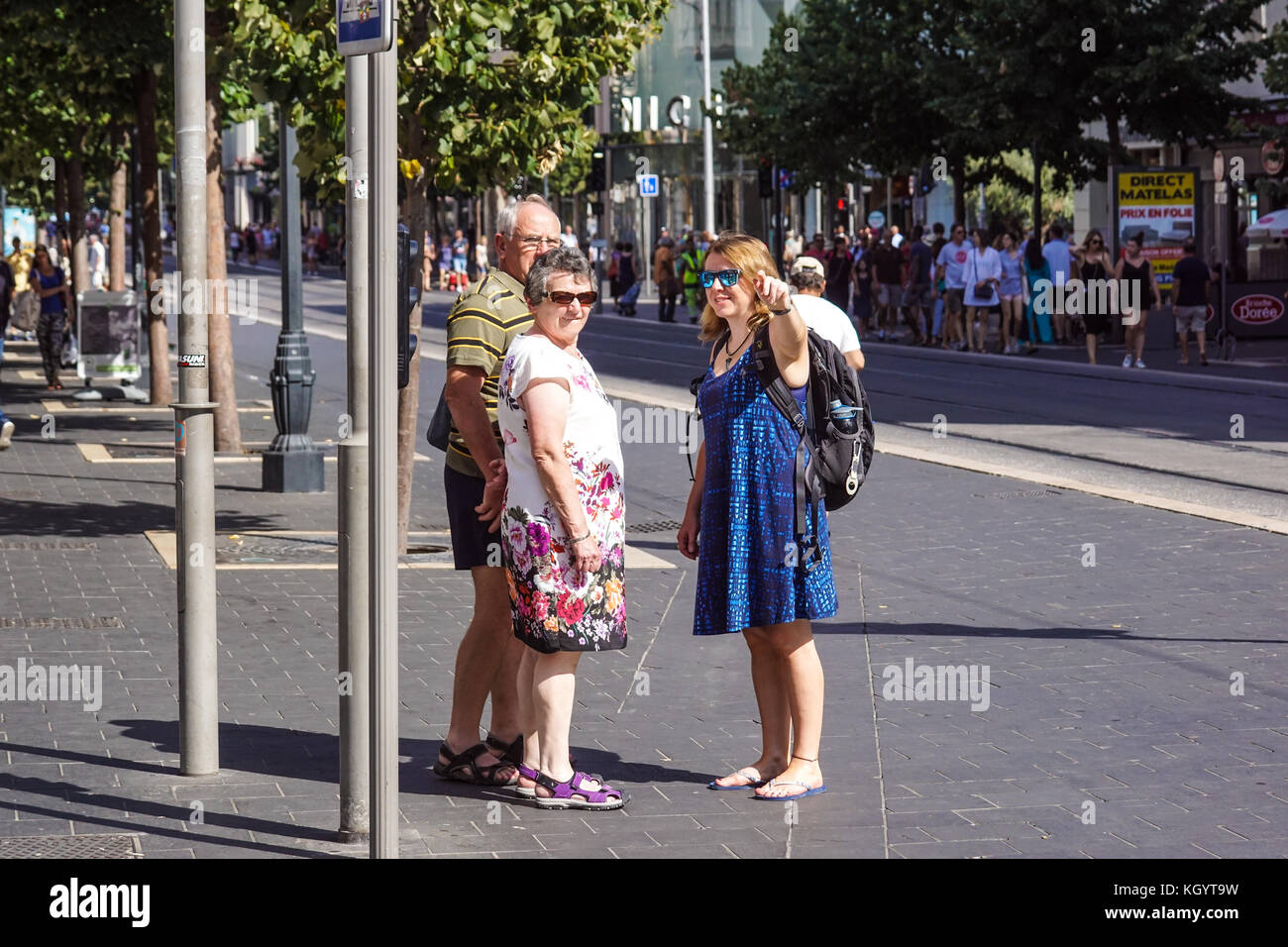 Nice , France 15 août 2017 : les gens non identifiés parlent d'itinéraire dans la célèbre ville touristique Banque D'Images
