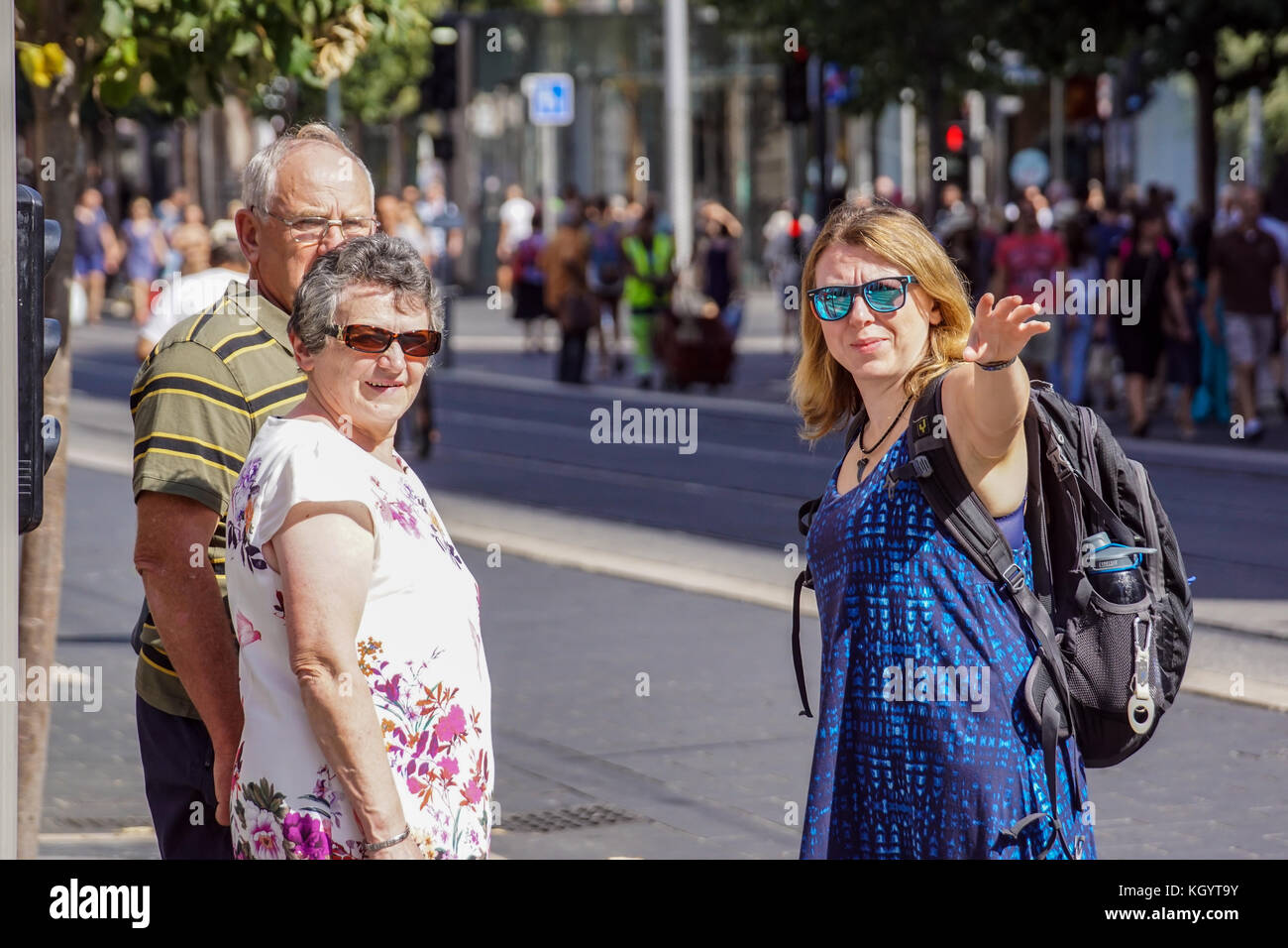 Nice , France 15 août 2017 : les gens non identifiés parlent d'itinéraire dans la célèbre ville touristique Banque D'Images