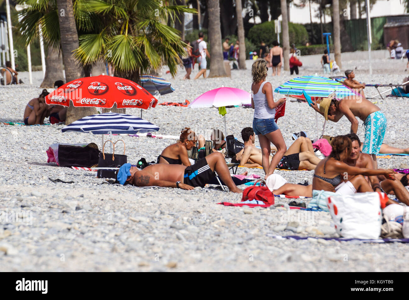 Nice, France - Août 2017 : personnes , bronzer et se détendre sur la plage de Nice, France. Banque D'Images