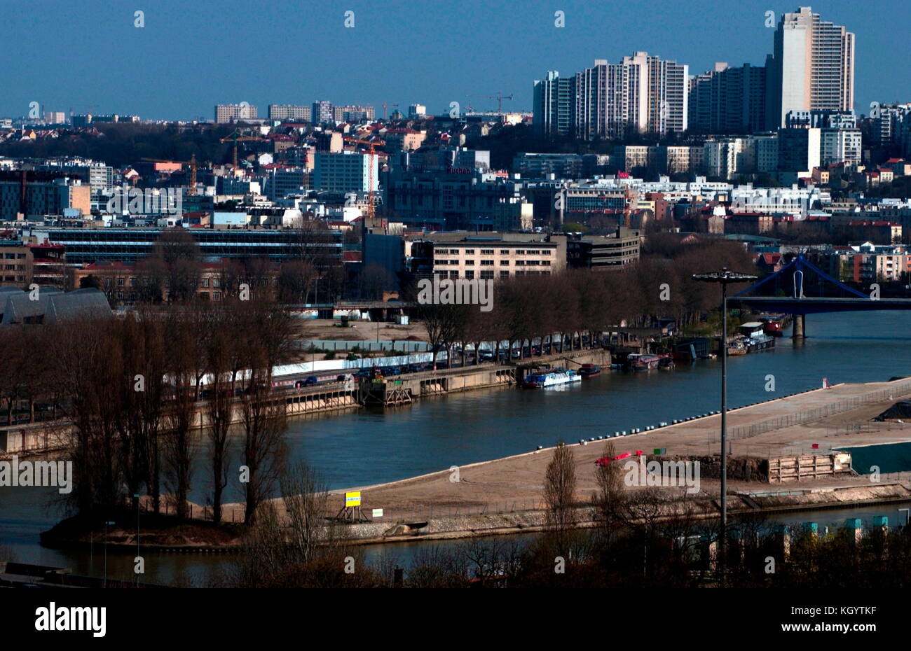 AJAXNETPHOTO. 7 APL 2006. ILE SEGUIN, PARIS, FRANCE. - SÈVRES & BOULOGNE BILLANCOURT, ANCIENNE USINE RENAULT SUR L'ILE SEGUIN APLATIE. PHOTO :JONATHAN EASTLAND/AJAX REF :D1X60604 1049 Banque D'Images