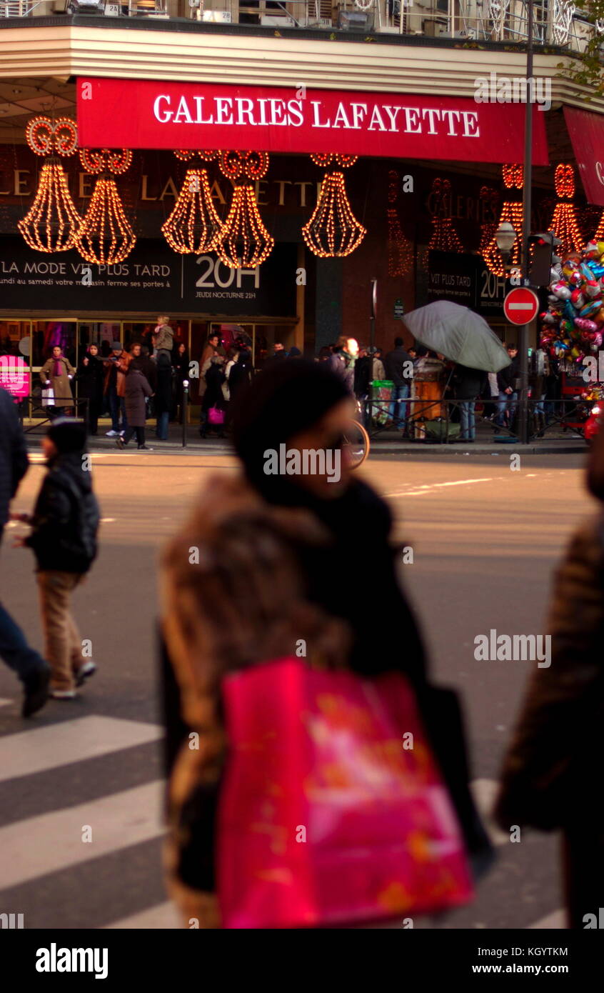 AJAXNETPHOTO. DÉCEMBRE 2008. PARIS, FRANCE. - SHOPPING À PARIS - GALERIES LAFAYETTE, CÉLÈBRE MAGASIN DE VILLE POUR LES ACHETEURS AVEC DES LUMIÈRES DE NOËL. PHOTO;JONATHAN EASTLAND/AJAX REF;D1 82712 1855 Banque D'Images