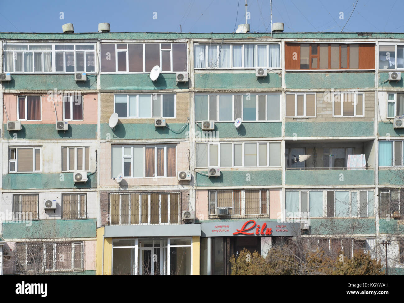 Immeuble d'appartements coloré de l'ère soviétique à Aktau Kazakhstan à côté de la mer Caspienne. Bâtiment Krushchyovka. Banque D'Images