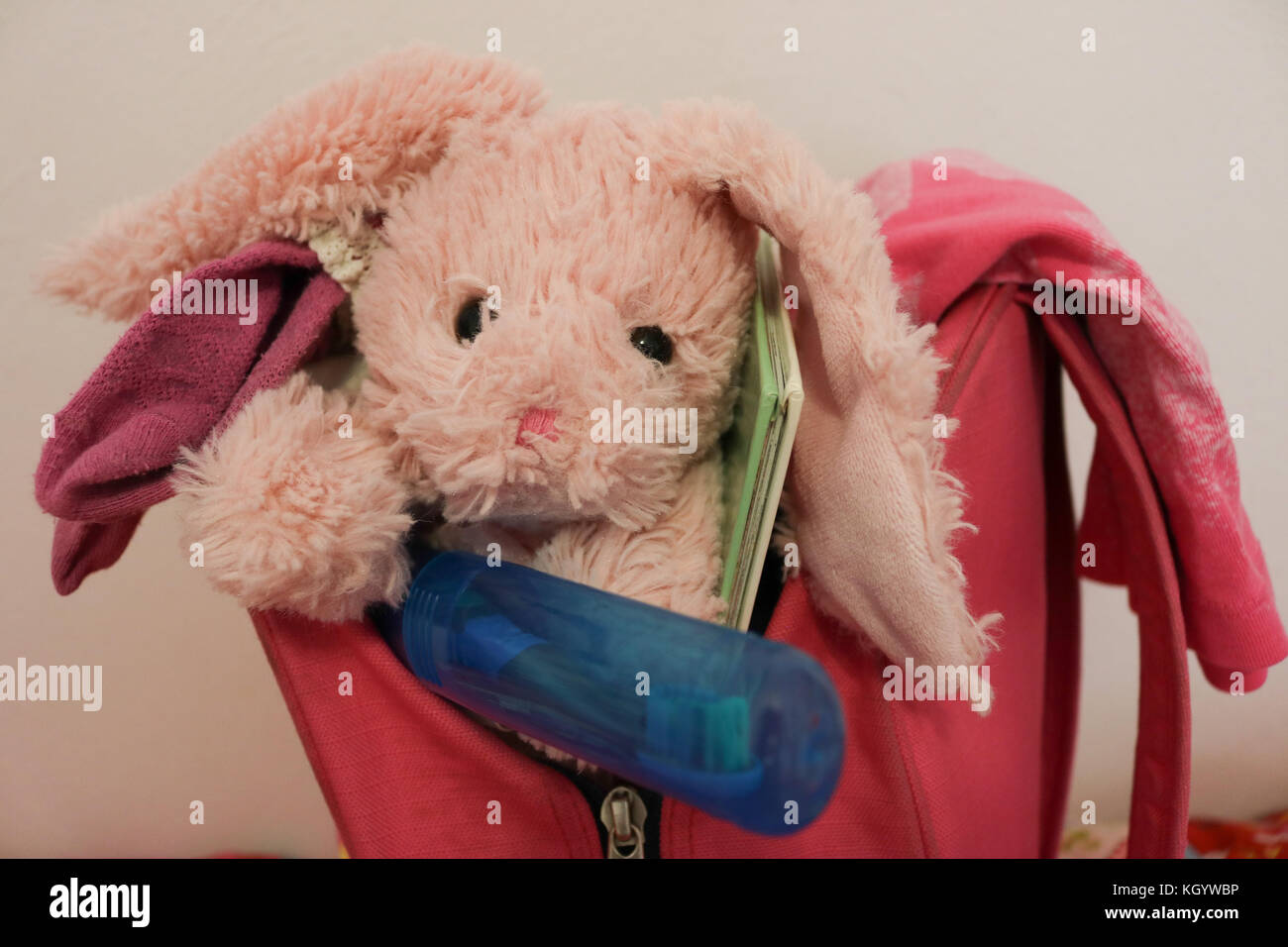 Close up of a Girl's sac à dos prêt pour un séjour de plus de 24 Banque D'Images