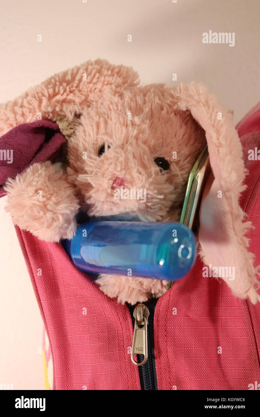 Close up portrait of a Girl's paniers sac prêt pour week-end. Banque D'Images