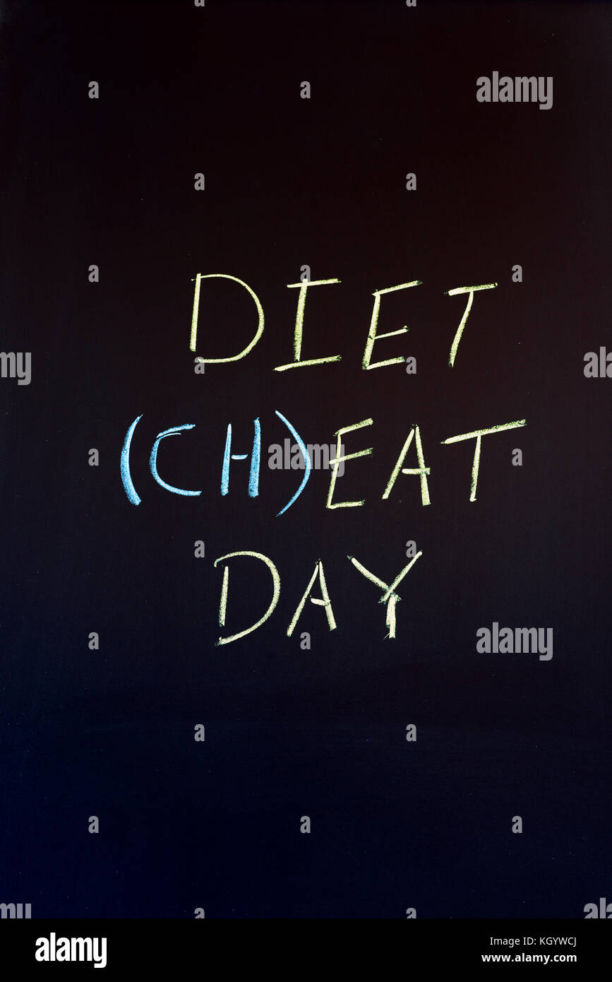 Régime alimentaire phrase jour triche sur fond de couleur sombre. Banque D'Images