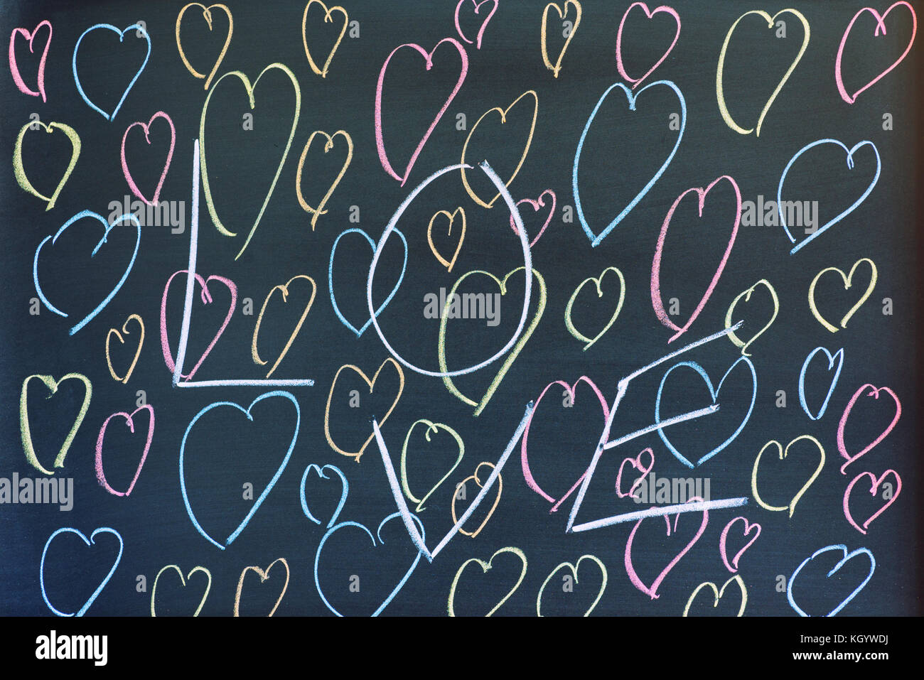 Le mot amour et le coeur des formes sur fond de couleur sombre. Banque D'Images