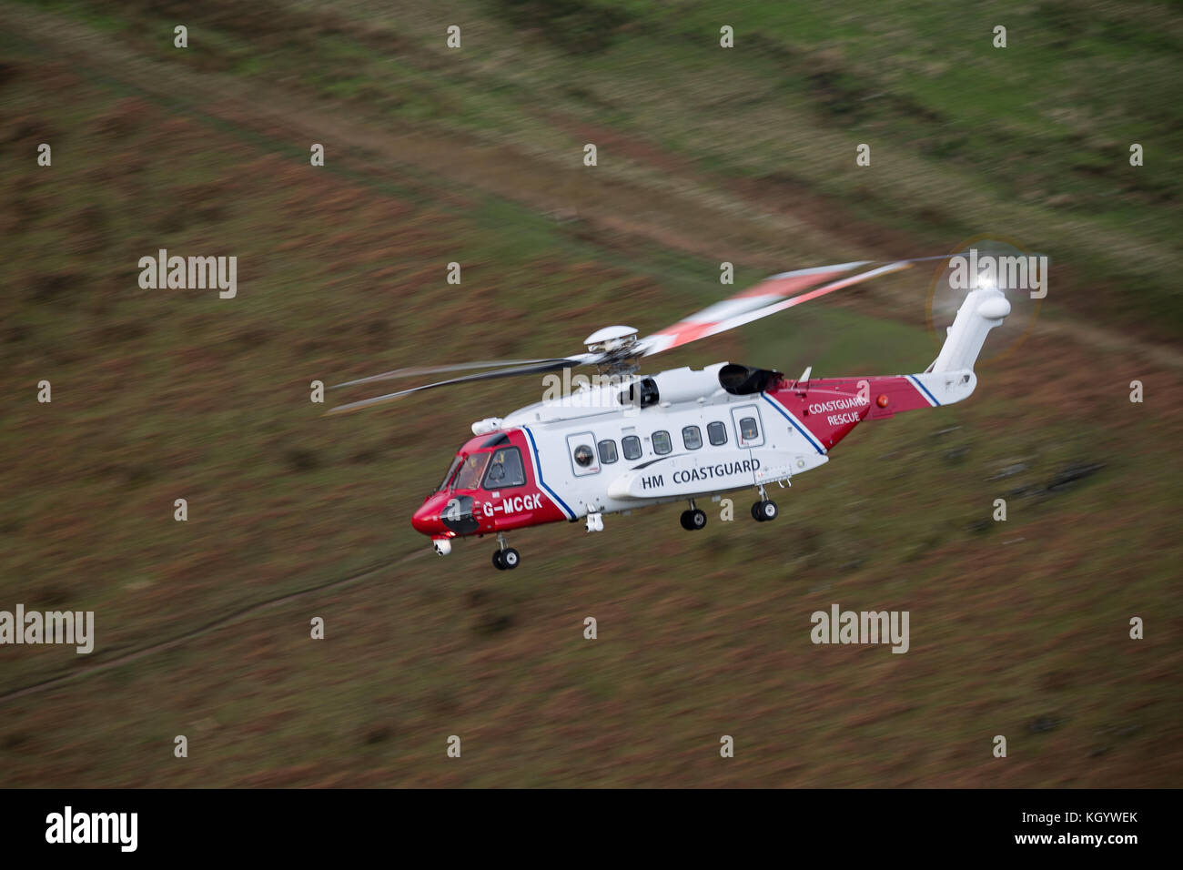 Hm coastguard Recherche & sauvetage par hélicoptère 936, la réalisation d'entraînement en vol de faible snowdonia. Banque D'Images