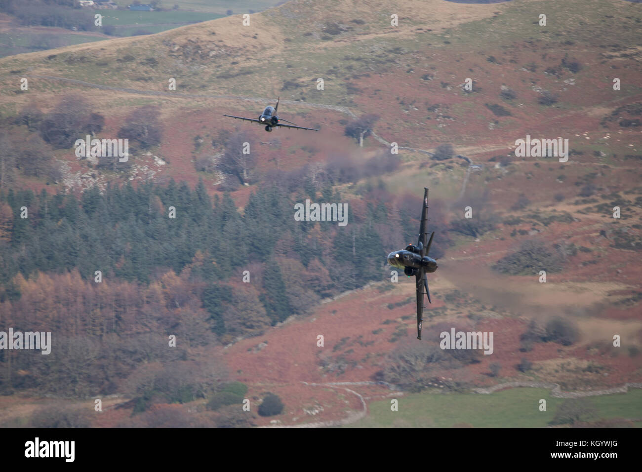 Royal Air Force d'avions d'entraînement hawk volant bas en effectuant la formation de Snowdonia. Banque D'Images