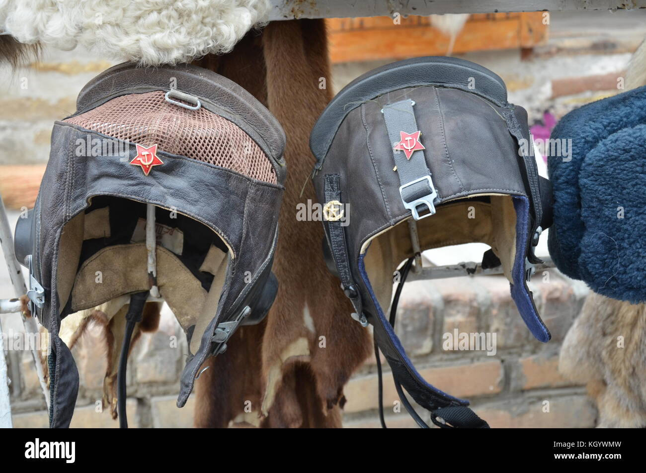 Un casque de cuir marron chaud pour un pilote d'une étoile rouge et d'un marteau et de la faucille symbole de l'Union soviétique durant la seconde guerre mondiale, khiva, au Kazakhstan. Banque D'Images