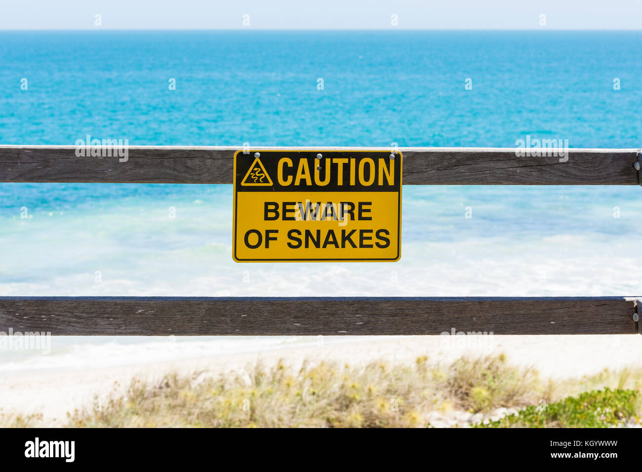 Attention, méfiez-vous des serpents signe au-dessus des dunes à North Cottesloe, Perth, Australie occidentale Banque D'Images
