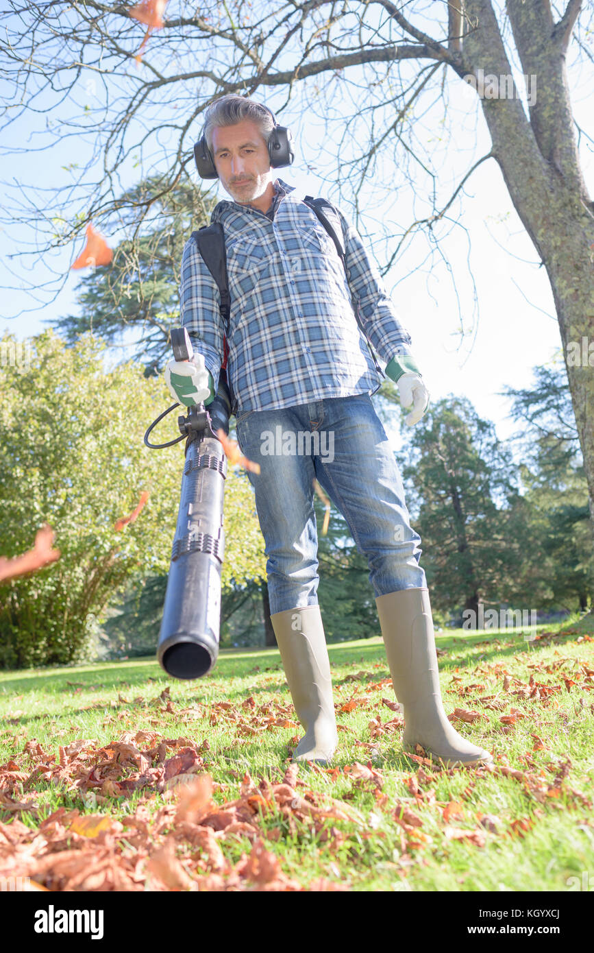 L'homme à l'aide de ventilateur de feuille Banque D'Images