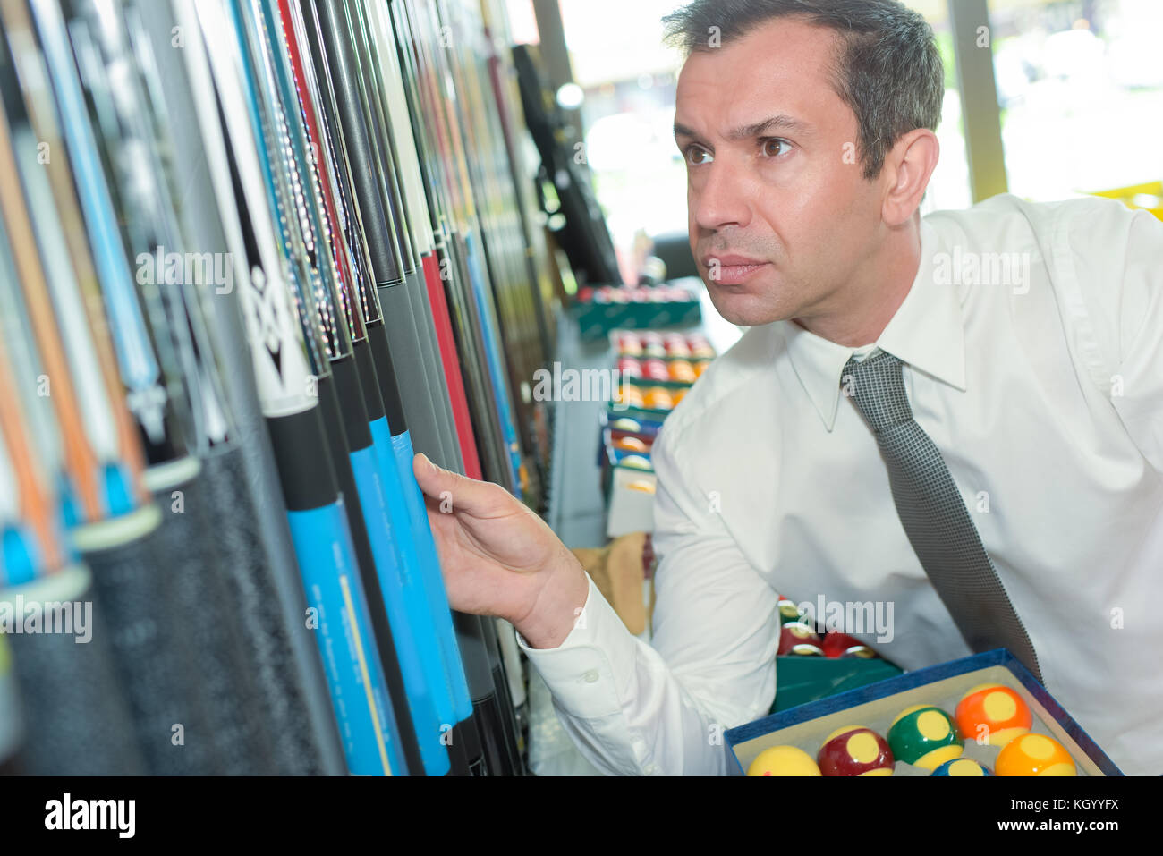L'homme à une boutique de billard Banque D'Images