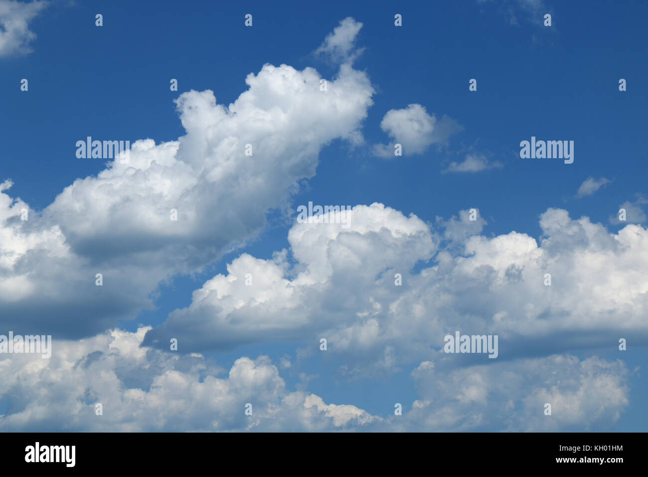 Ciel bleu avec des nuages de fond, le ciel avec des nuages Banque D'Images