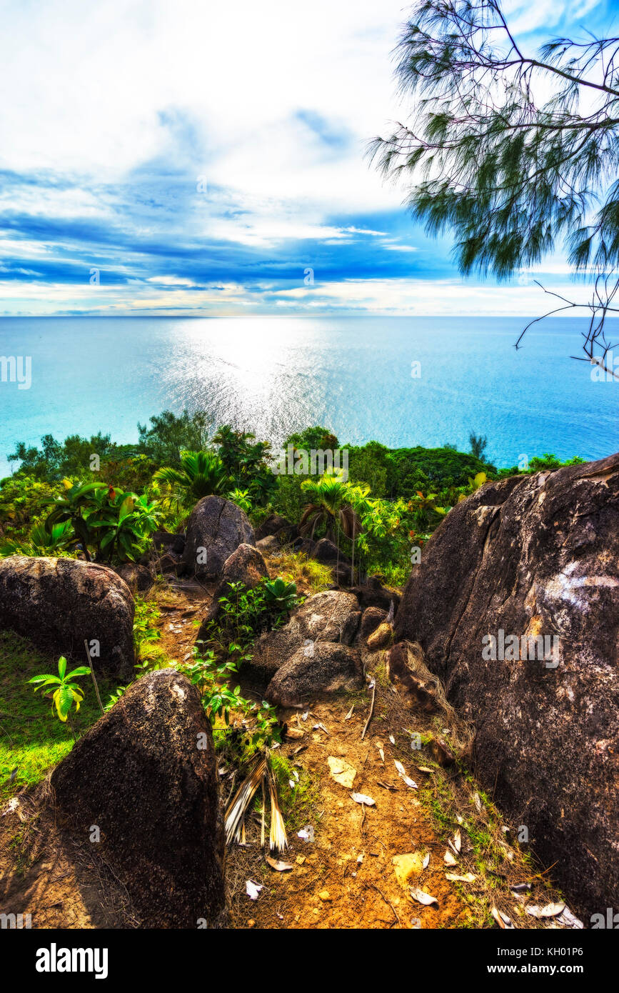 La randonnée à travers la jungle entre les plages de Paradis Anse Lazio et Anse Georgette, Praslin, seychelles Banque D'Images