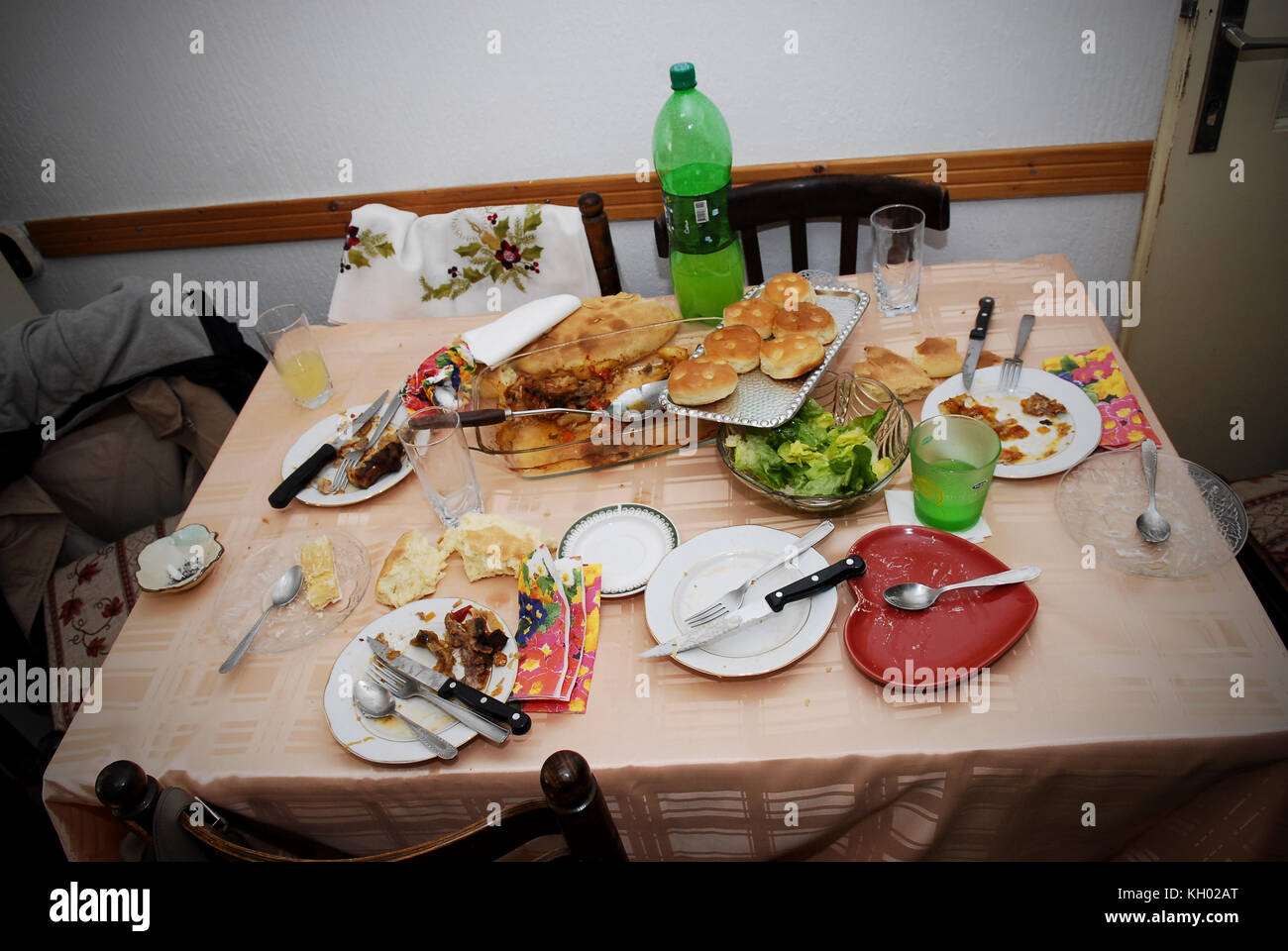 Salle à manger désordonné, table avec plateau et verres après le déjeuner. Banque D'Images