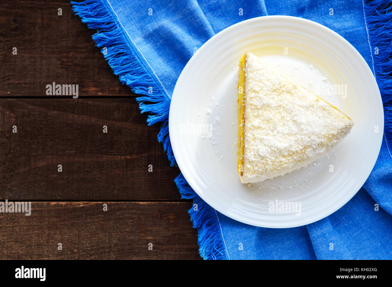 Gateau Eponge Douce Avec Couche De Bananes Creme De Coco Parsemer Sur Le Dessus Option Dessert Festif Close Up La Vue De Dessus Photo Stock Alamy
