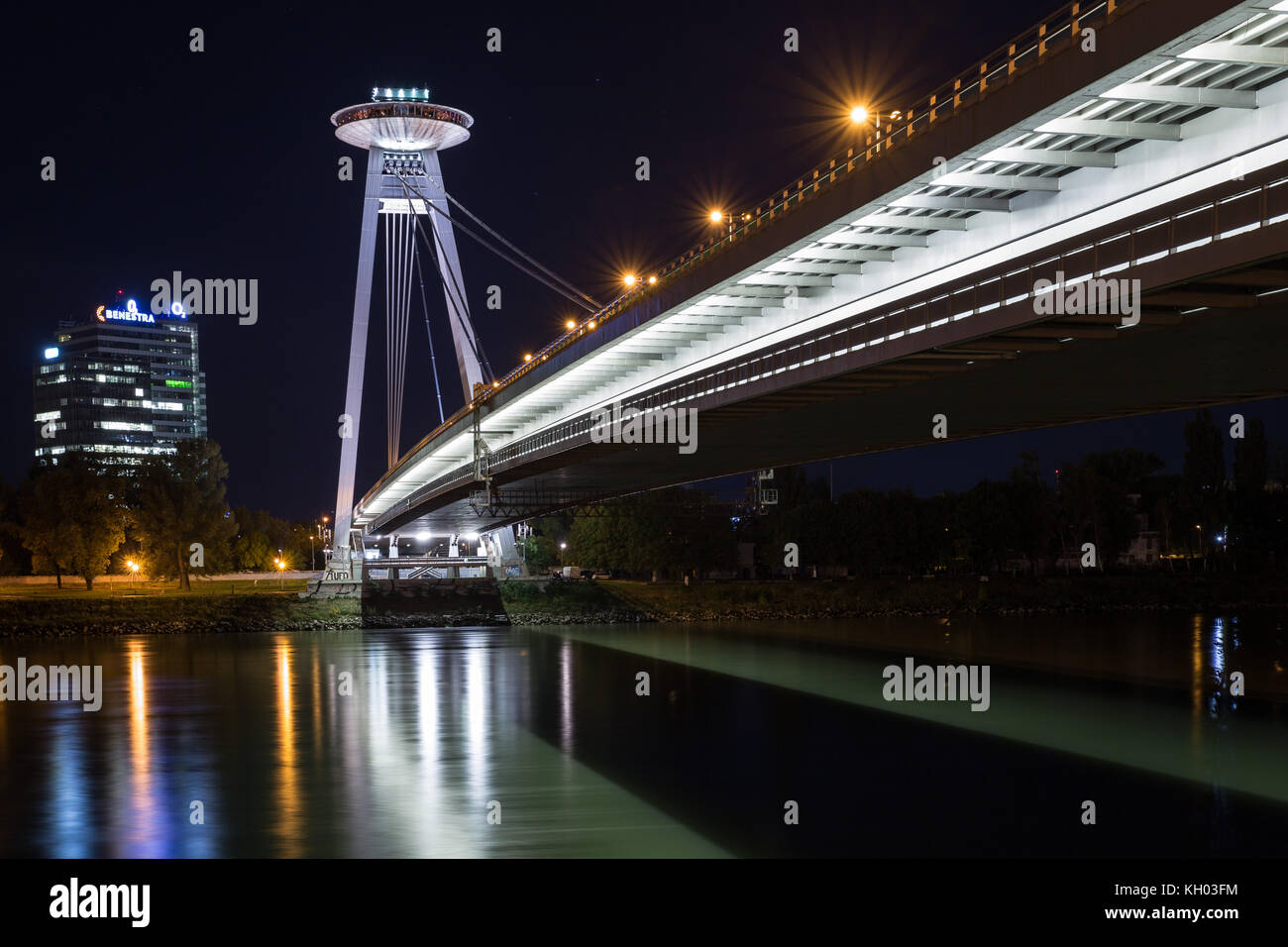 Une longue exposition de l'ovni bridge à Bratislava Banque D'Images