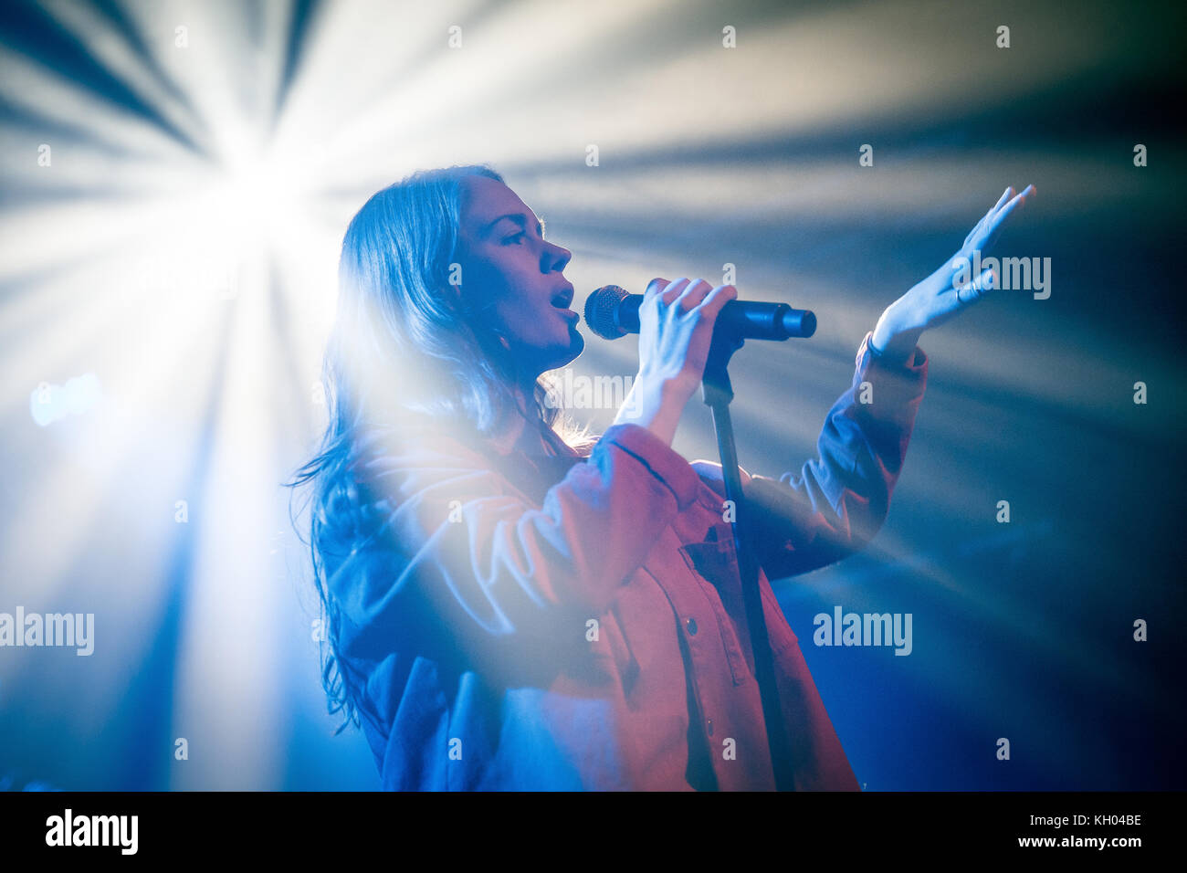 Norvège, Oslo - 9 novembre 2017. La chanteuse norvégienne, auteur-compositeur et musicien dream pop anna du nord effectue un concert live au parkteatret à Oslo. (Photo crédit : gonzales photo - tord litleskare). Banque D'Images