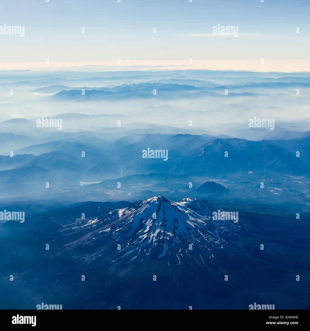 Vue aérienne du mont Shasta avec de la fumée entourant les montagnes au-delà Banque D'Images