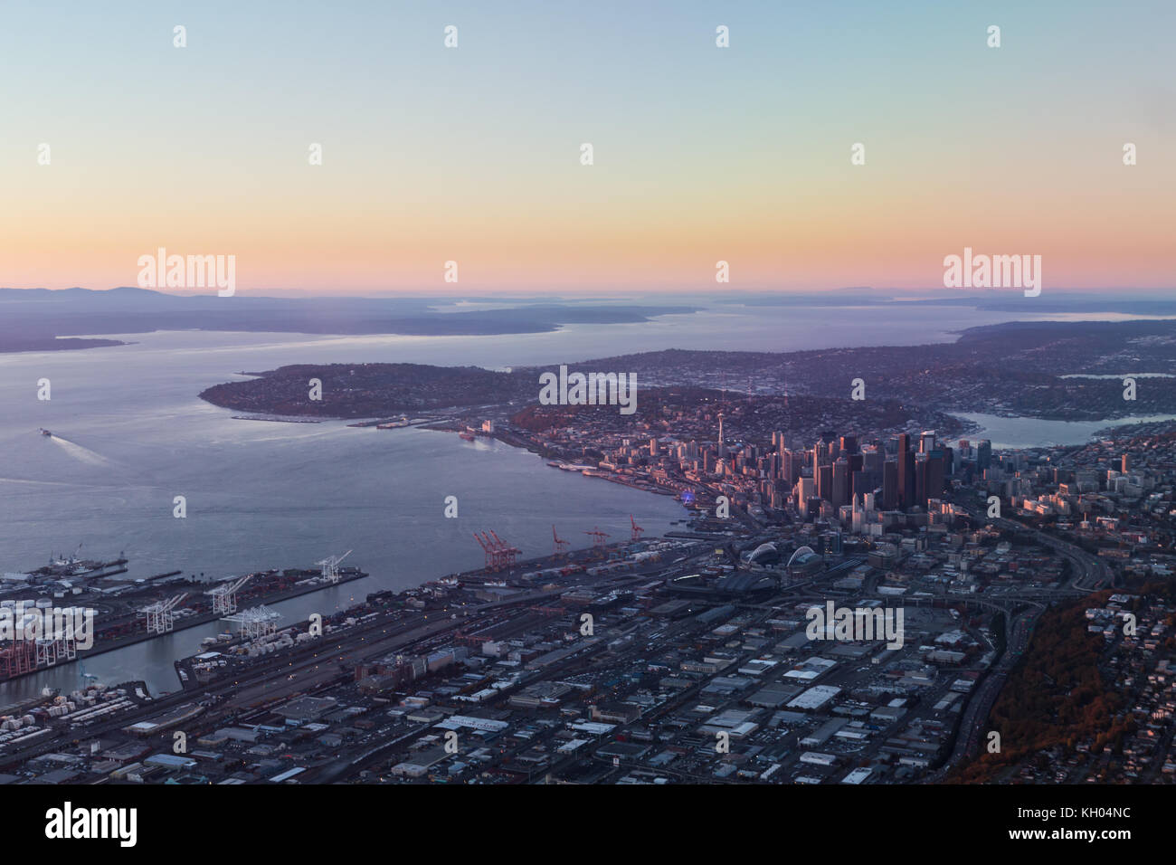 Vue aérienne de Seattle depuis le sud au coucher du soleil Banque D'Images