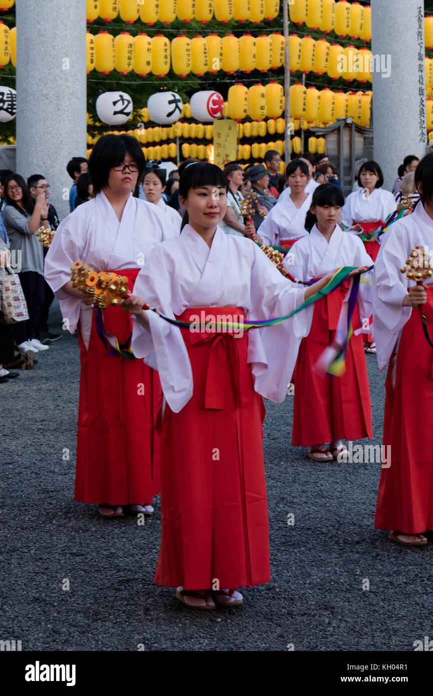 Hiroshima, Japon - 27 mai 2017 : manto mitama matsuri festival à l'hiroshima gokoku-jinja, le spectacle de danse par les jeunes filles de culte 100 l Banque D'Images