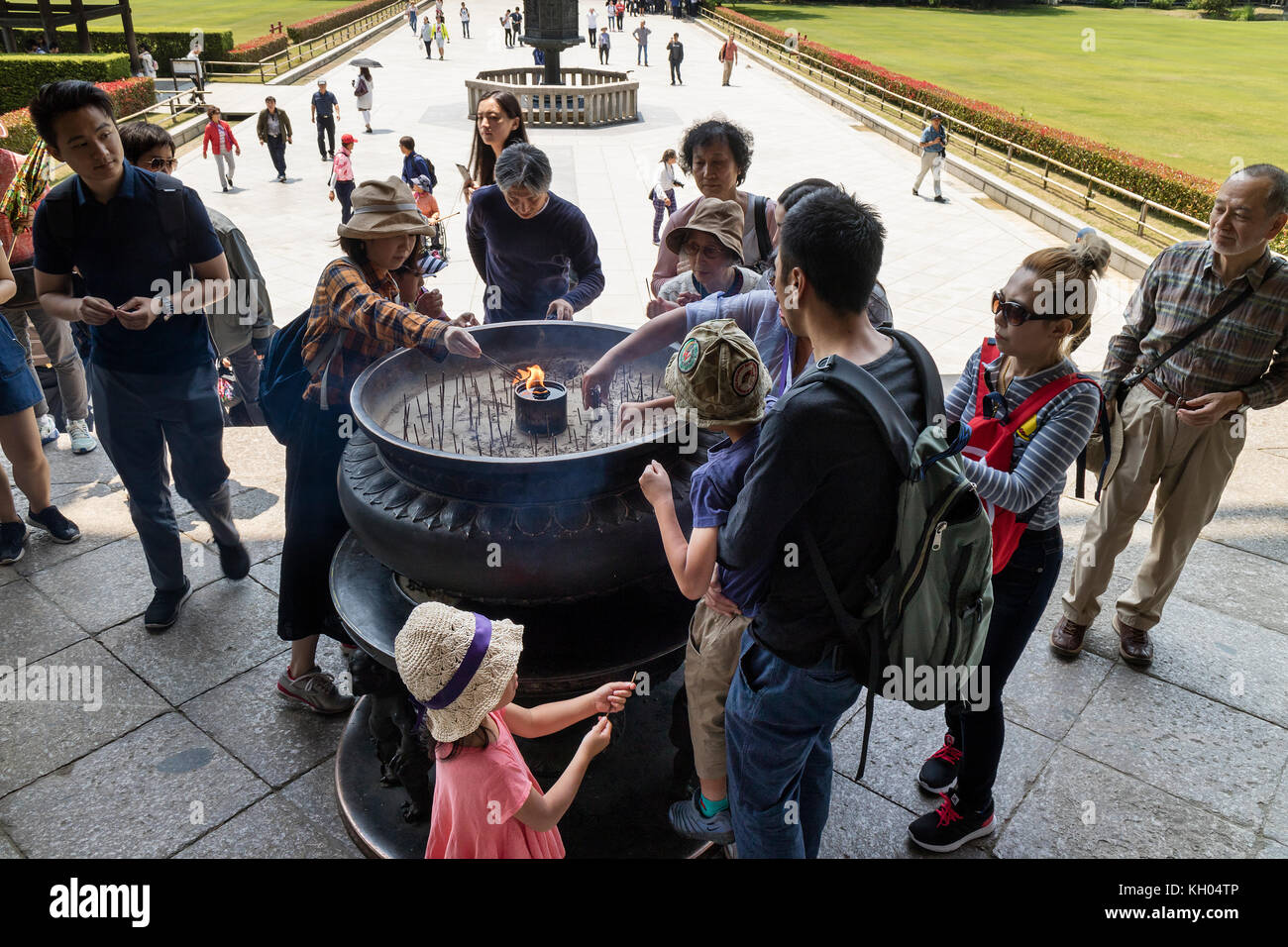 Nara, Japon - 29 mai 2017 : des touristes allument de l'encens devant la salle du Grand Bouddha, partie du temple bouddhiste Todai-ji Banque D'Images