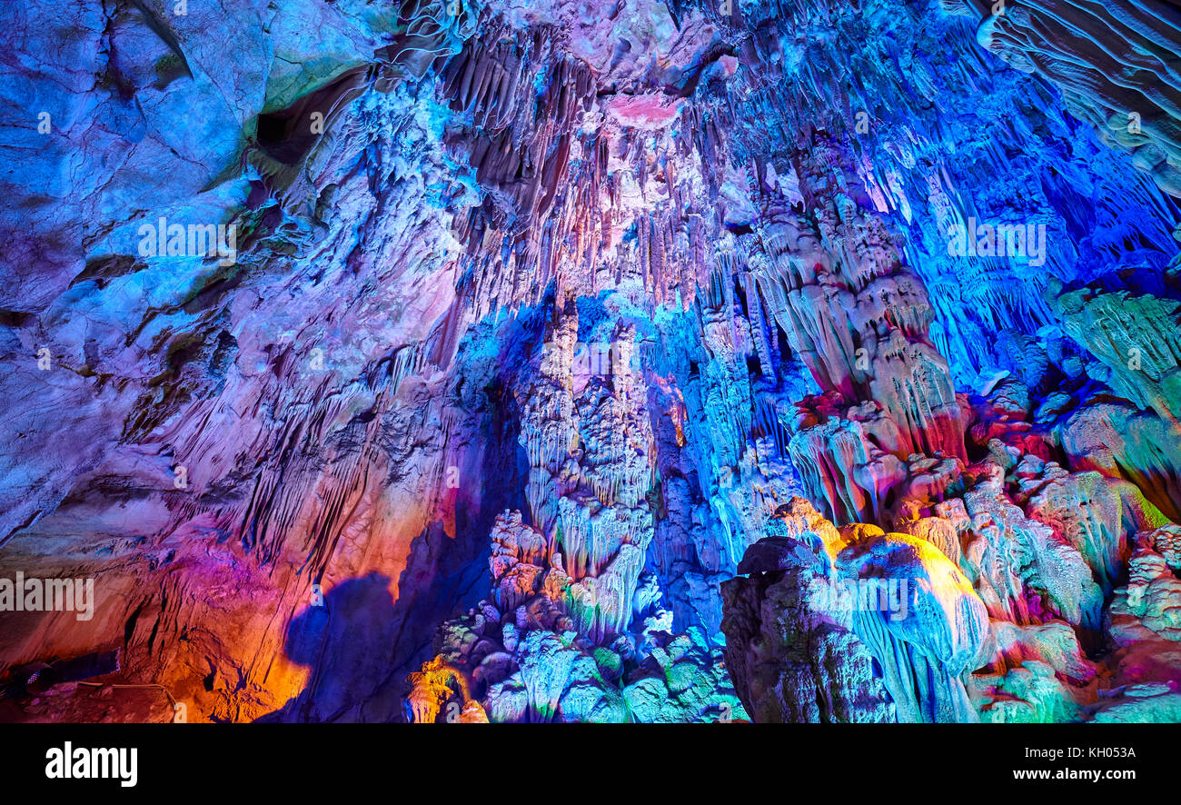 Le Reed Flute Cave, grotte de calcaire naturel avec éclairage multicolore à Guilin, Guangxi, Chine. Banque D'Images