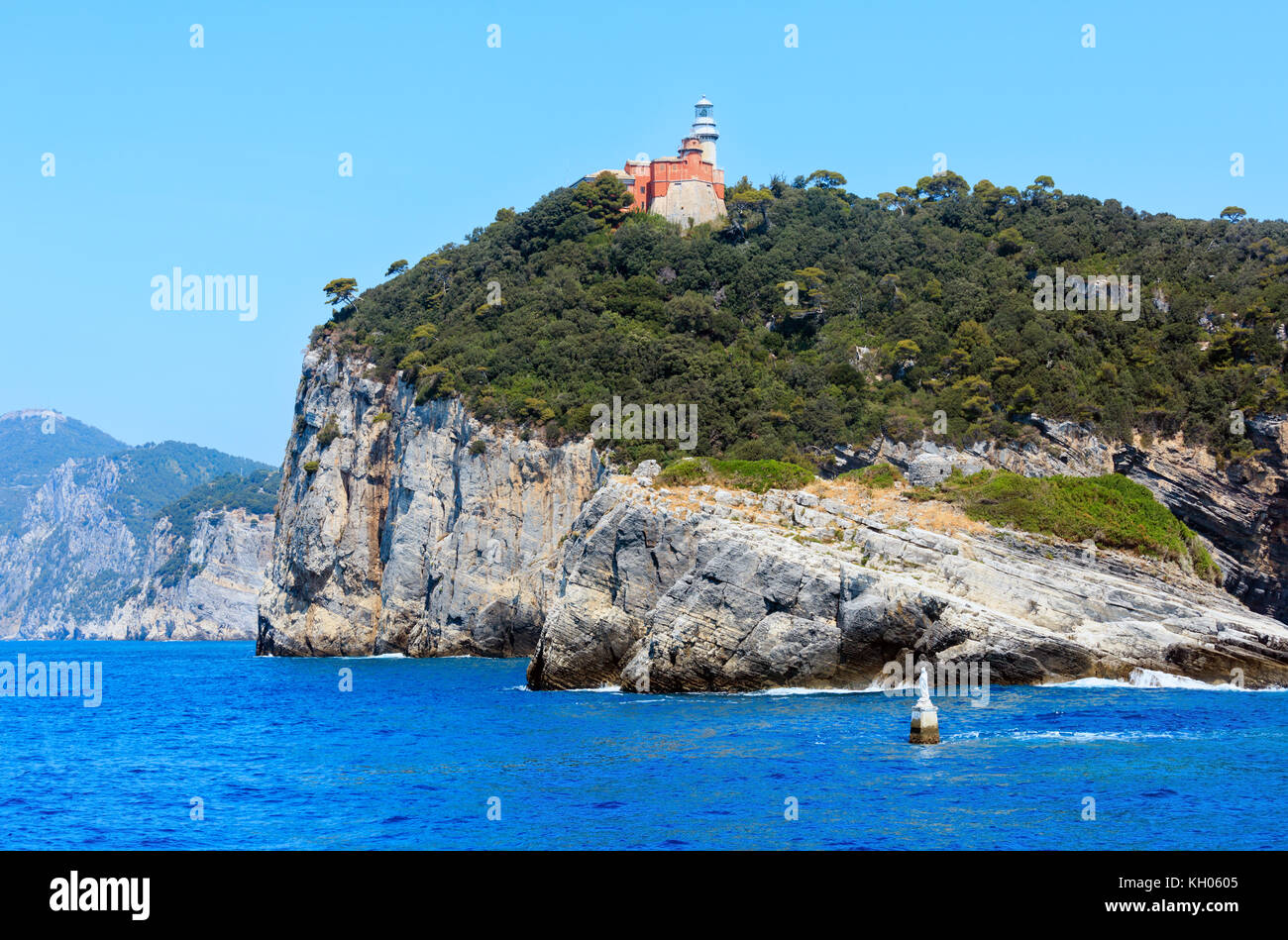 Belle côte de la mer de rochers de Palmaria, Tino et Tinetto îles près de Portovenere (parc national des Cinque Terre, la Spezia, ligurie, italie) o phare. Banque D'Images