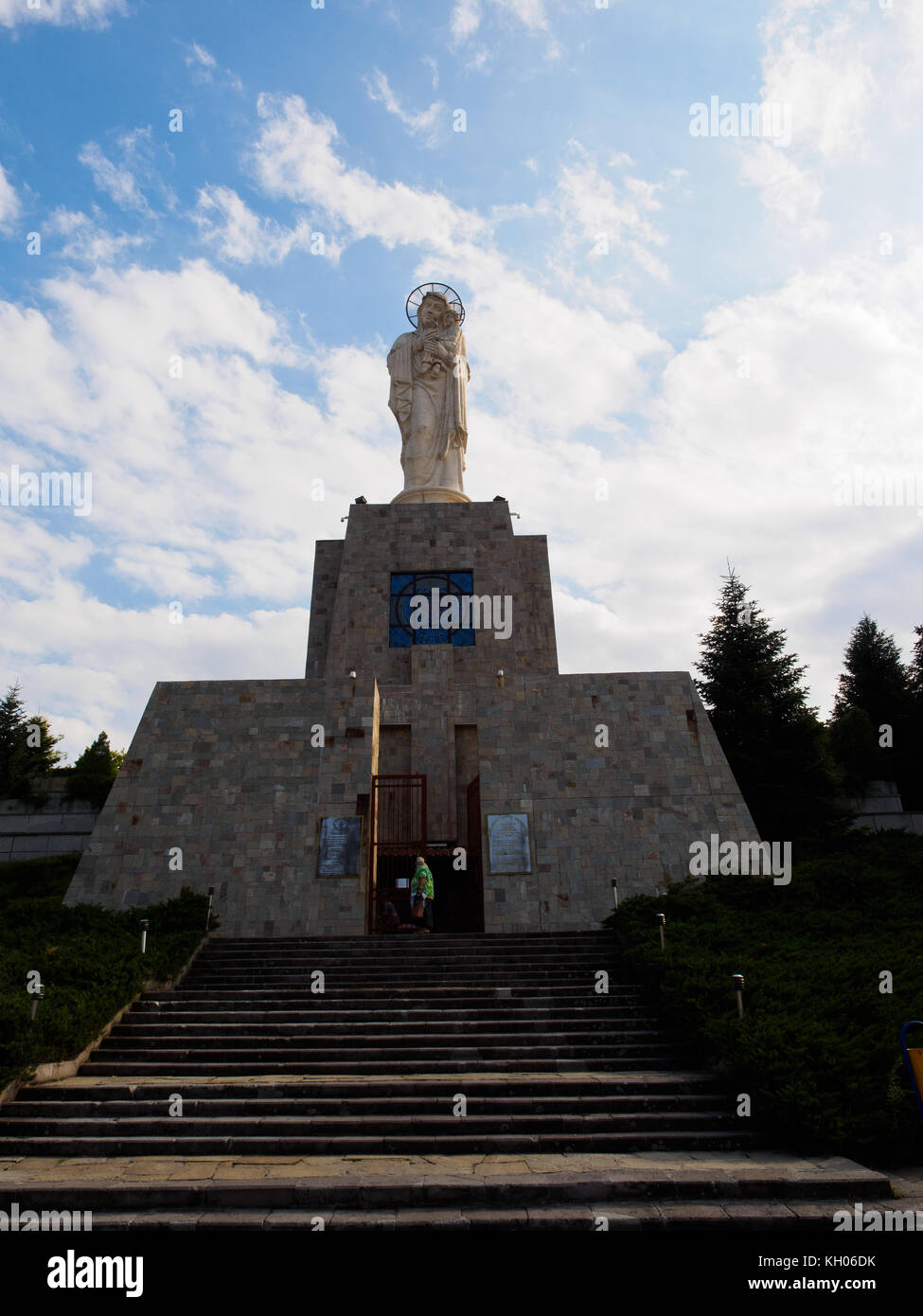 La plus haute statue de la vierge Marie tenant l'enfant Jésus dans les hautes de Haskovo, Bulgarie Banque D'Images