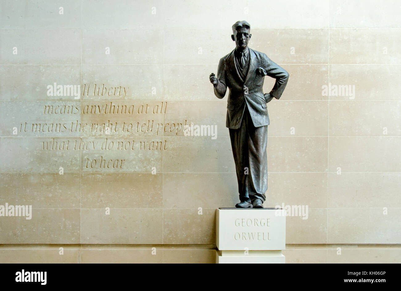 Londres, Angleterre, Royaume-Uni. Nouvelles BBC Broadcasting House : Statue de George Orwell (Eric Arthur Blair, 1903-1950) par Martin Jennings, dévoilé Novembre 2017.... Banque D'Images
