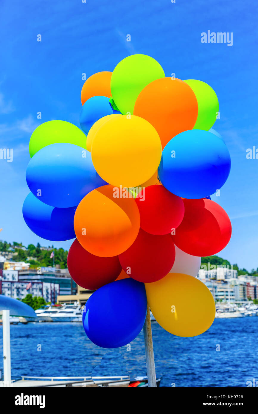 De nombreux ballons à l'hélium de couleur par l'eau Banque D'Images