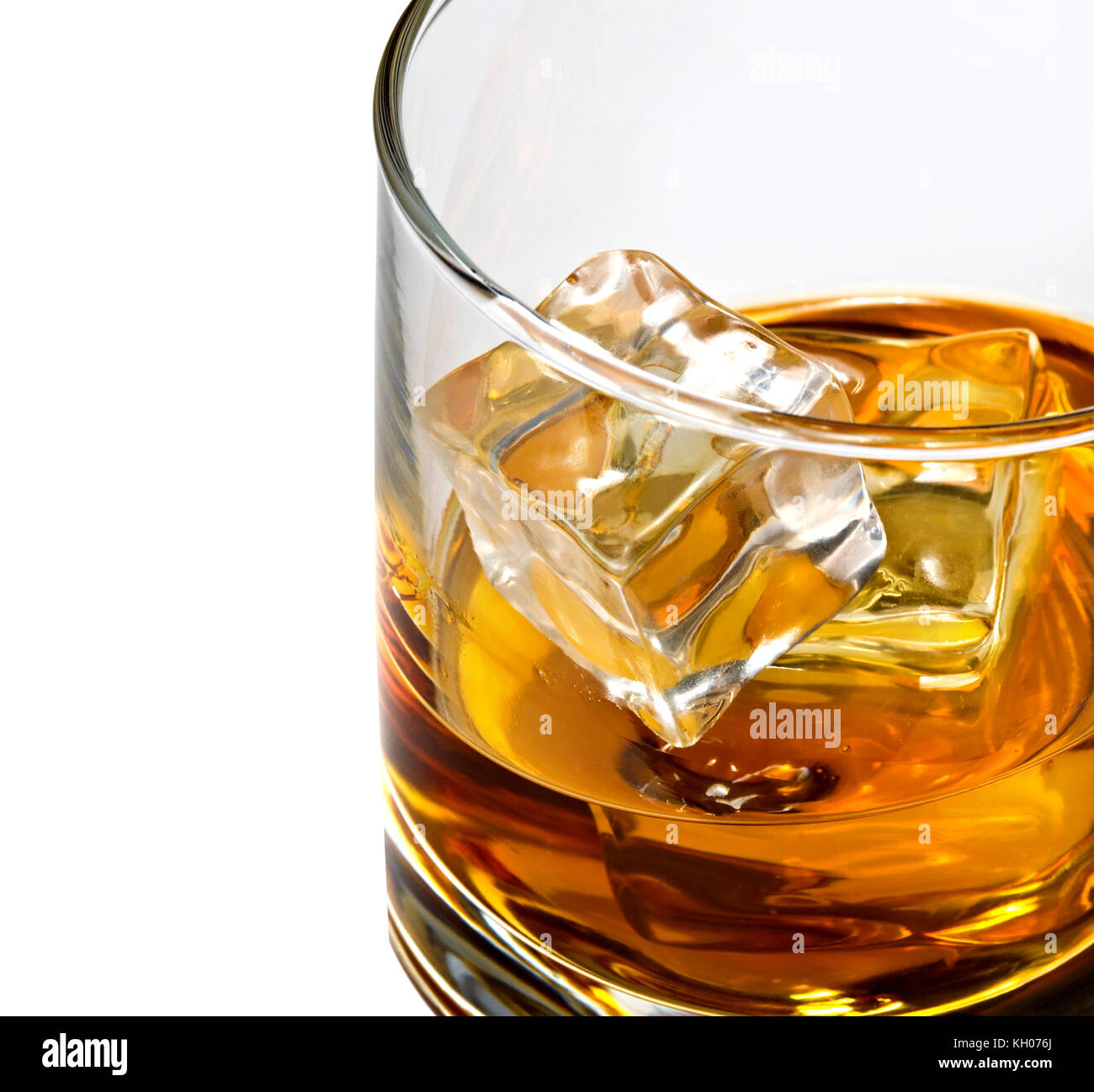 Whisky avec glace en verre détail shot Banque D'Images