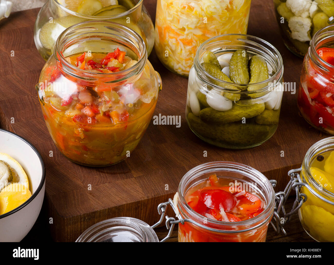 Les légumes fermentés sur un fond de bois sombre. Banque D'Images