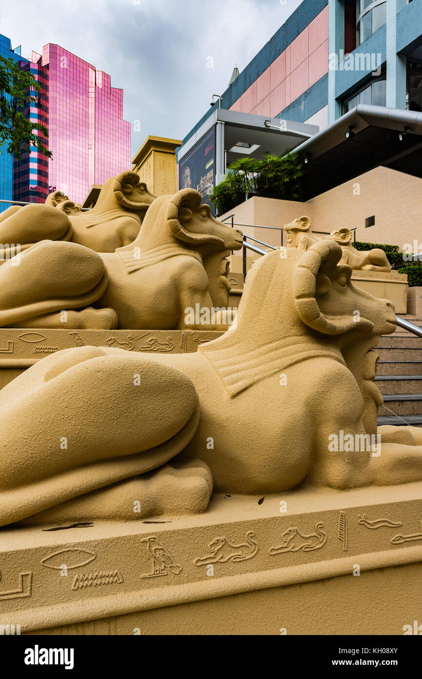Statues mythiques de sphinx de lion à tête de bélier égyptien dans un musée de Hong Kong Banque D'Images