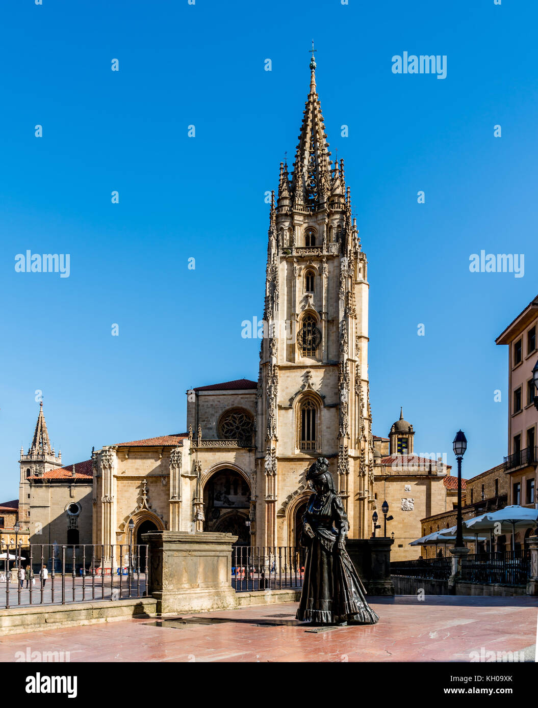 La cathédrale d'Oviedo en Espagne l'église originale a été construit en 781 AD et la tour a été ajoutée en 1528. Banque D'Images
