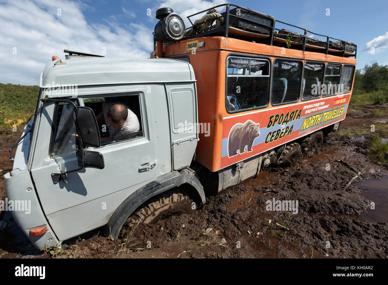 Péninsule du Kamchatka : camion d'expédition extrême hors route russe Kamaz (6 roues motrices) coincé avec les six roues dans la profonde route de la forêt boueuse. Banque D'Images