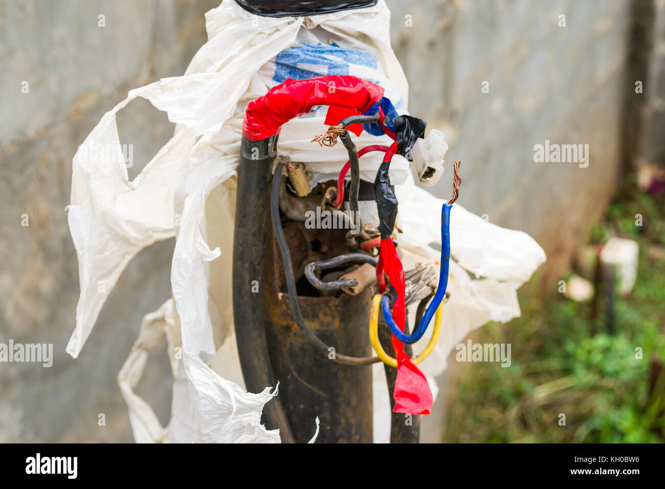 Exposés au petit bonheur les câbles électriques présentant un danger potentiel pour les personnes, Kenya, Afrique de l'Est Banque D'Images